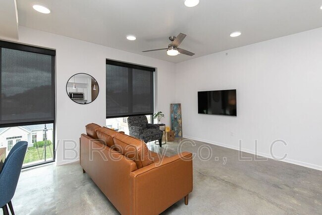 Building Photo - 315 5th St