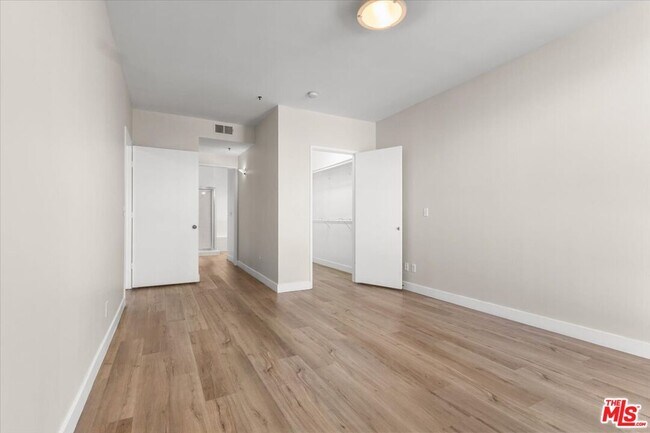 Building Photo - 5350 White Oak Ave
