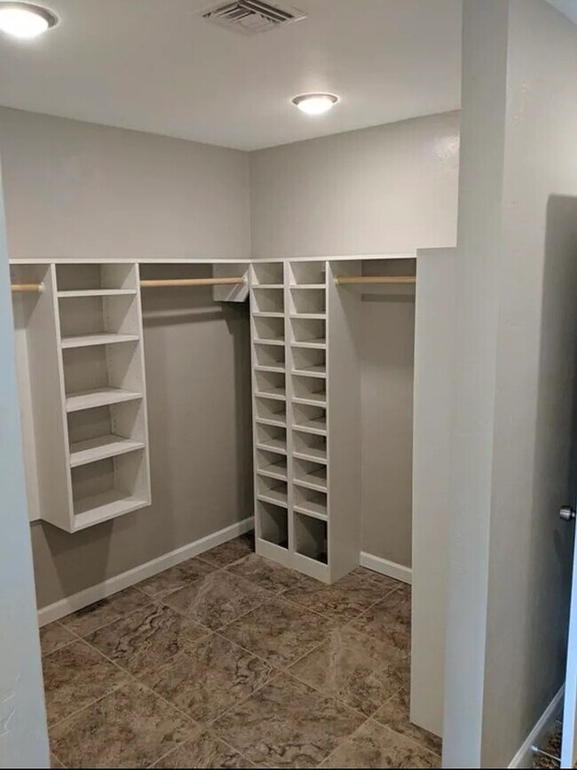 Building Photo - HOUSE FOR RENT