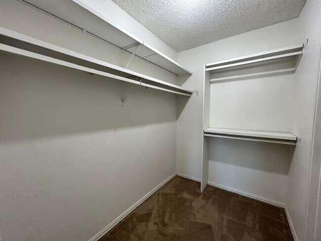 Building Photo - 140 E Highline Cir