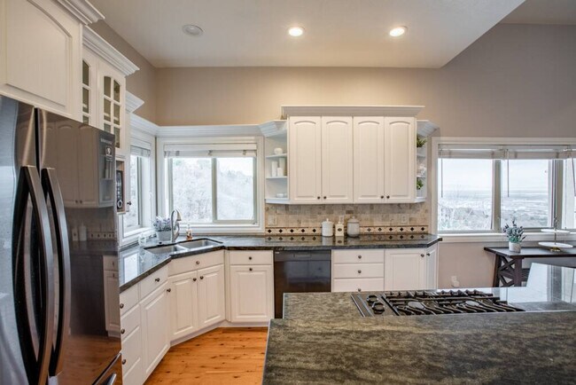 Building Photo - 678 Scenic Hills Dr