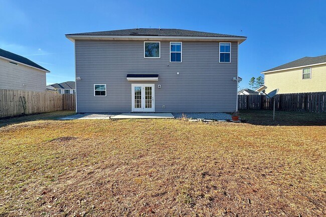 Building Photo - AVAILABLE EARLY DECEMBER (Small Pets Only)