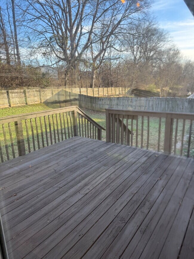 Building Photo - 4 bed/3bth with over 2000 sq ft. In beautiful Hendersonville!!!