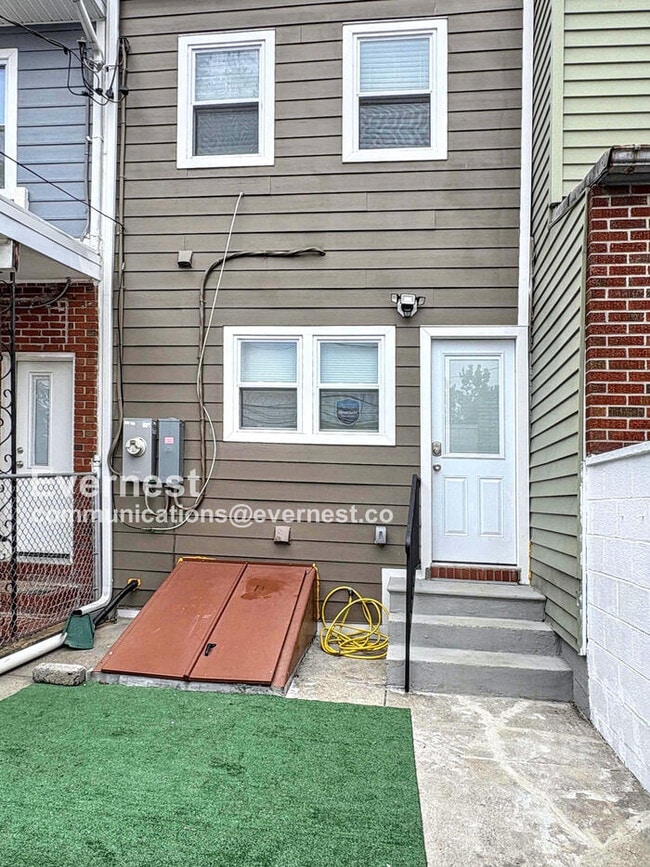 Building Photo - 260 S Highland Ave