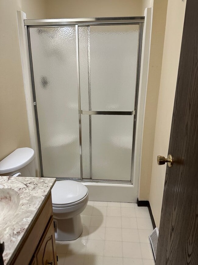 Building Photo - Spacious 3 BR/2 BA in nice north-side culdesac!