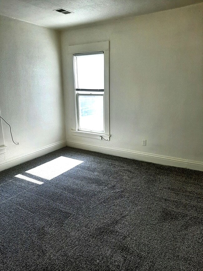 Building Photo - (1614 8th Ave)