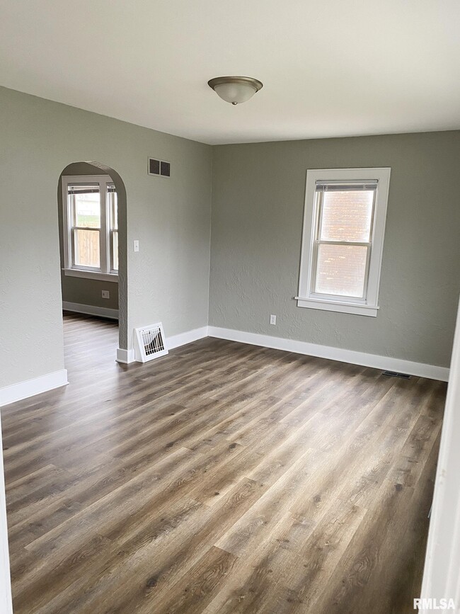 Building Photo - 303 Central St