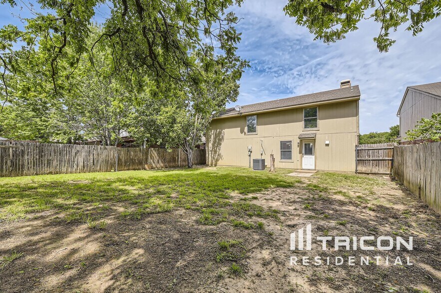 Building Photo - 909 Canary Ln