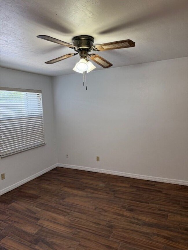 Building Photo - Move In Ready Condo in Woodside Villas