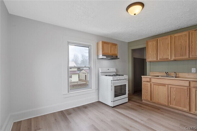 Building Photo - 409 N 6th St