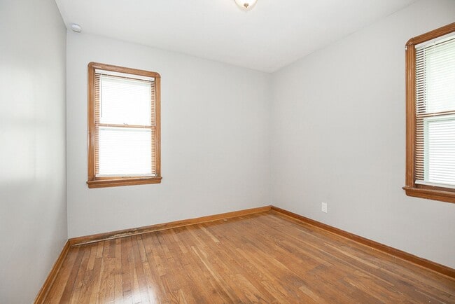 Building Photo - 3 Bedroom/1 bath Single House Maple Hts!!