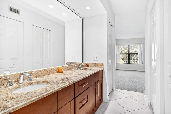 Building Photo - 5021 Oakhill Ln