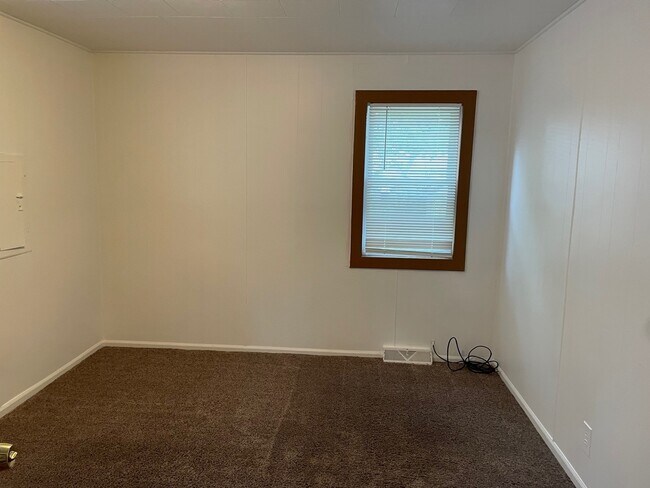 Building Photo - 327 Fairlawn Dr