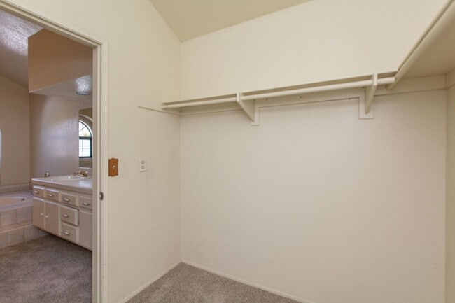 Building Photo - Highly Desirable 3 bedroom / 3 bath Cul-de...
