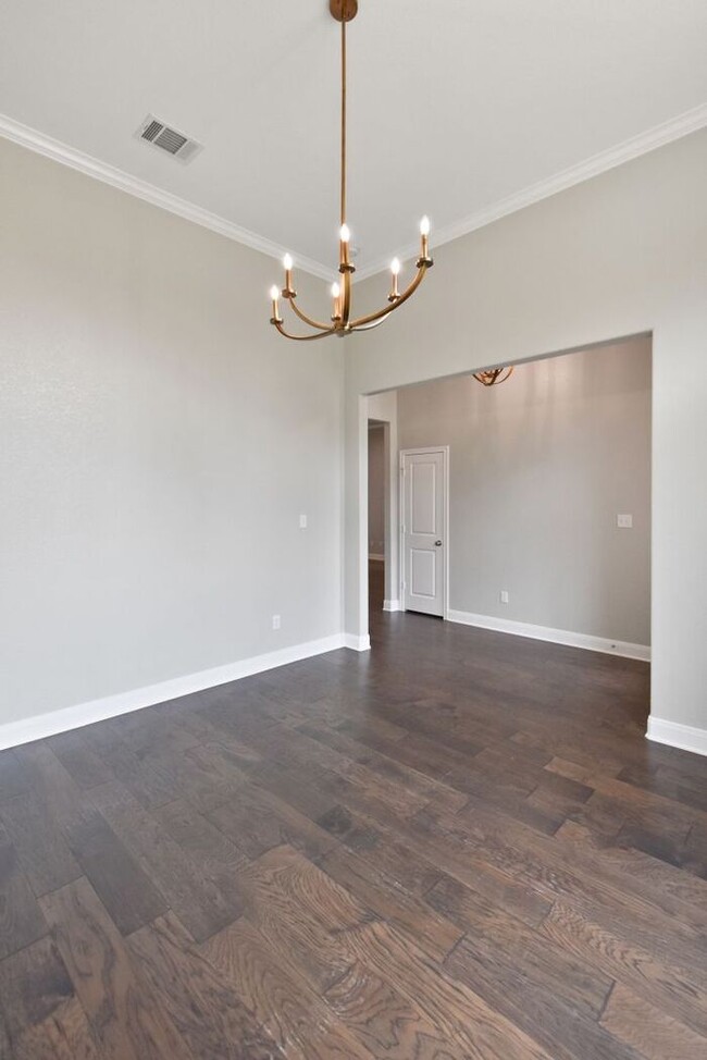 Building Photo - Stunning 4 Bed 2 Bath!