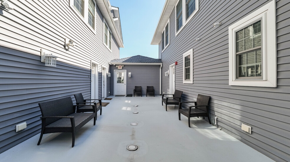 Building Photo - 210 N Madison Ave