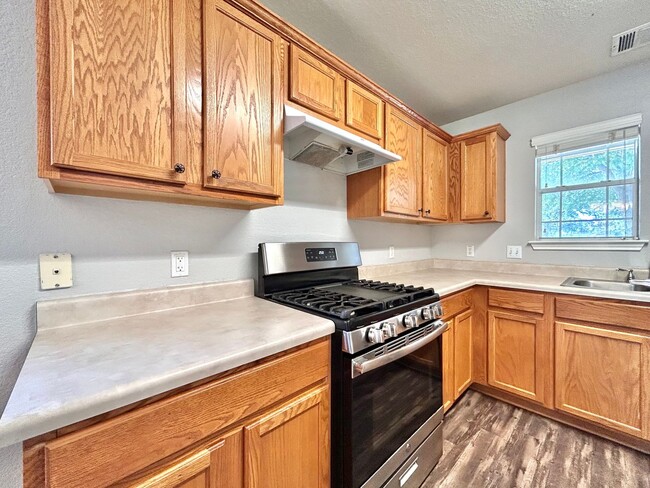 Building Photo - Charming 3BR/2BA Two-Level Home with Cover...