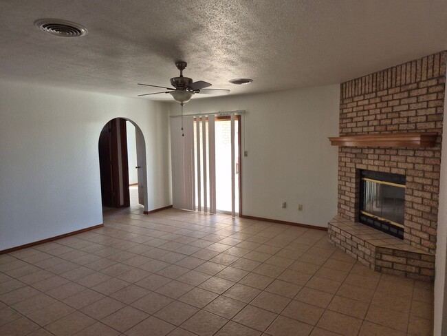 Building Photo - 3 Bedroom 2 Bath