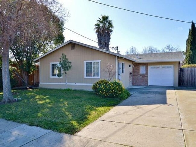 Building Photo - $3,490 / GORGEOUS CENTRAL FREMONT HOME COM...