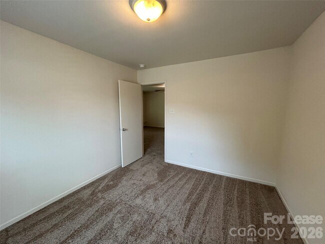 Building Photo - 3015 Meadow Knoll Dr