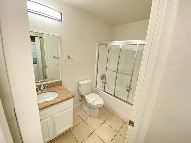 Building Photo - 1 Bedroom, 1 Bath Condo in Pacific Pines Community