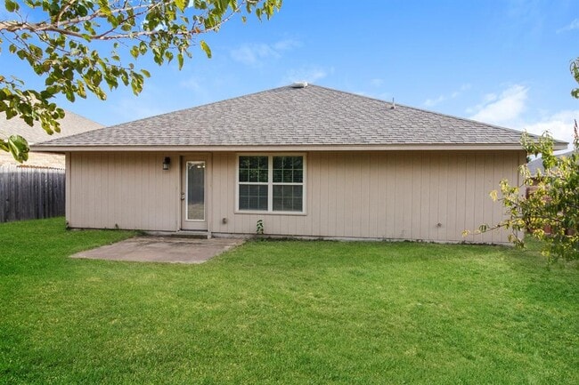 Building Photo - 613 Talon Dr