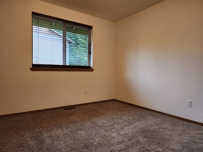 Building Photo - 240 Poplar St