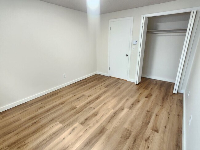 Building Photo - Spacious and Modern 1 Bedroom Located near...