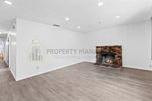 Building Photo - Charming 4-Bed, 2-Bath Home in Sacramento’...