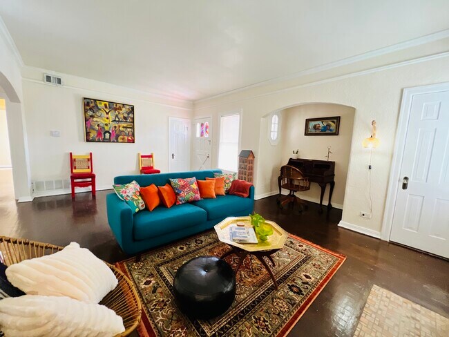 Building Photo - 417 Club Dr