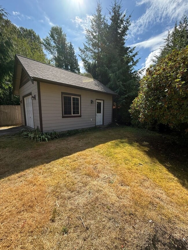 Building Photo - 4 bdrm/2.5 bath Custom Home on the Southside