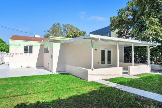 Building Photo - 2350 SW 26th St