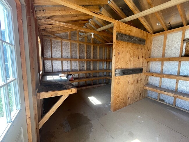 Building Photo - 3 Bedroom 2 Bathroom Fenced in Back Yard