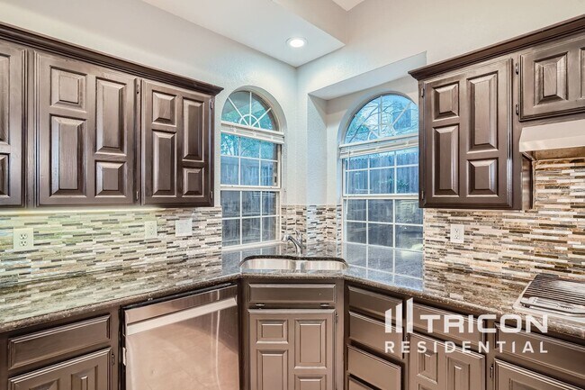 Building Photo - 6516 Ashwood Dr