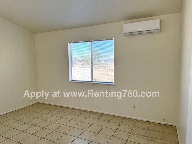 Building Photo - Spacious 2 Bed 1 Bath Home With Indoor Lau...