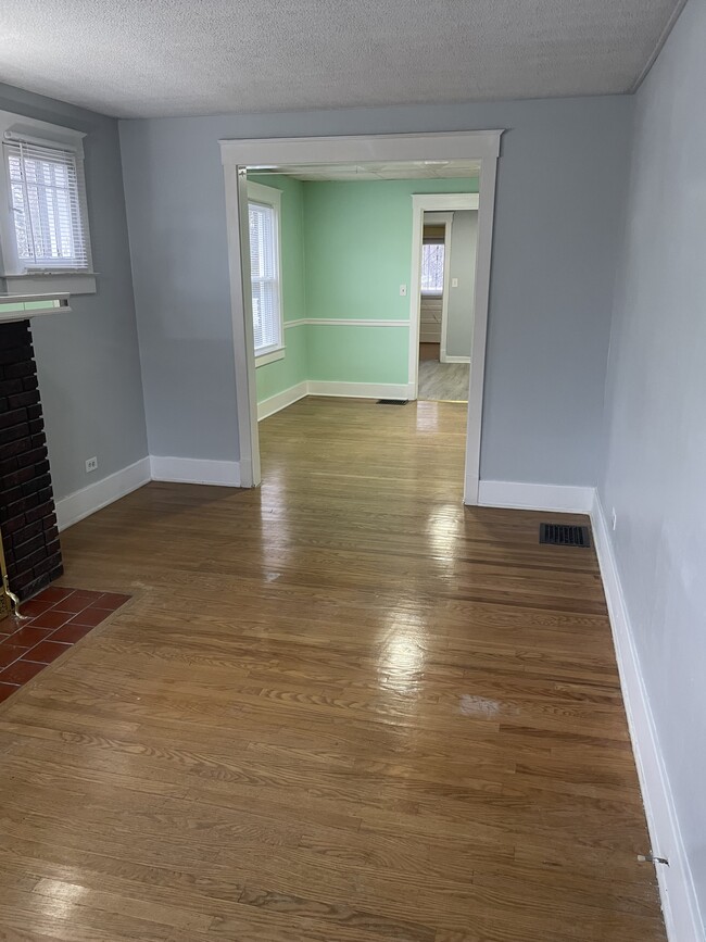 Living room - 1233 Manitau Ave