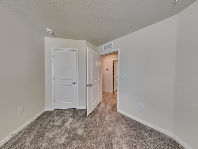 Building Photo - 3187 Emerald Acrs Ln