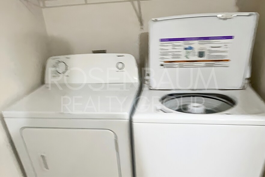 Building Photo - Charming 2-bedrooms, 2-baths duplex home p...