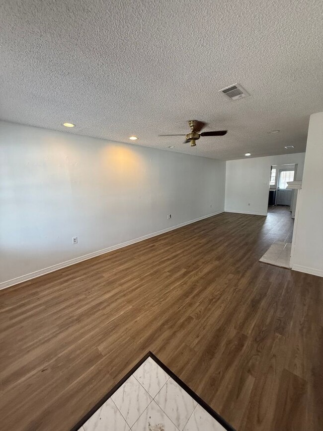 Building Photo - 2BD 2BA FLAT APARTMENT