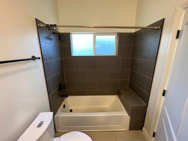 Building Photo - 3 Bed / 2 Bath | North Oak Park Home Avail...