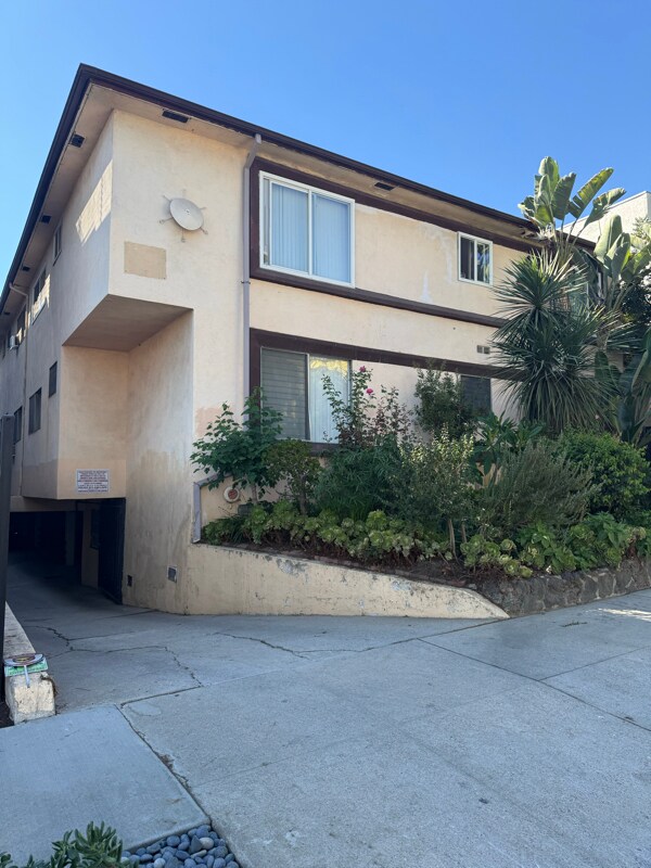 Building Photo - 1231 N Formosa Ave
