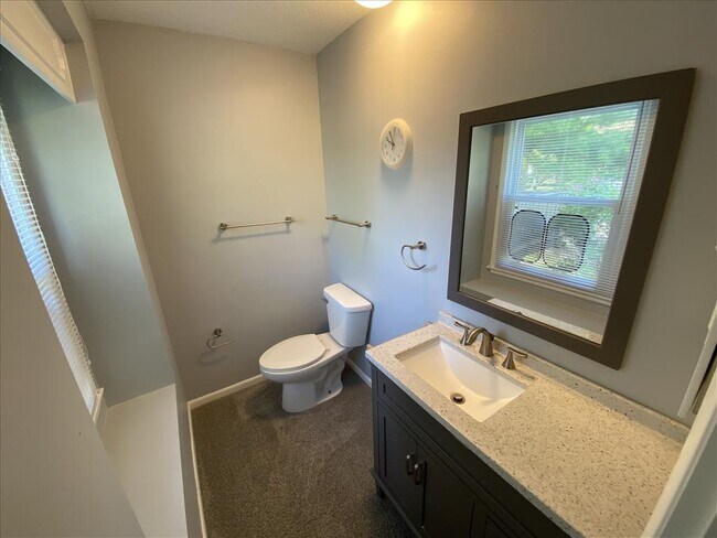 Building Photo - West Des Moines Home!