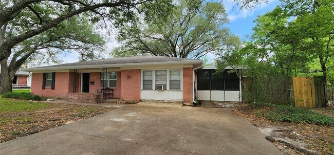Building Photo - 1209 Haines Dr