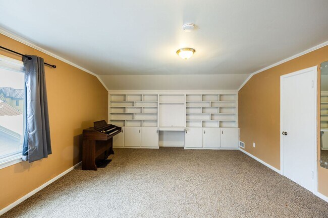 Building Photo - R134IC