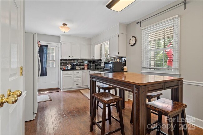 Building Photo - 2224 Pinebrook Cir