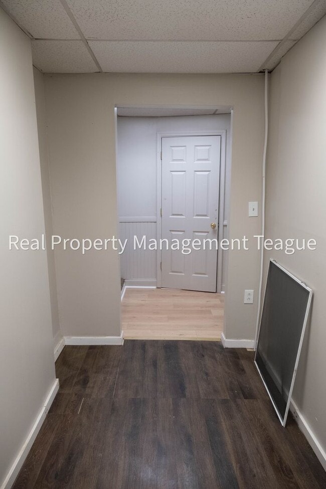 Building Photo - 1 S Main St