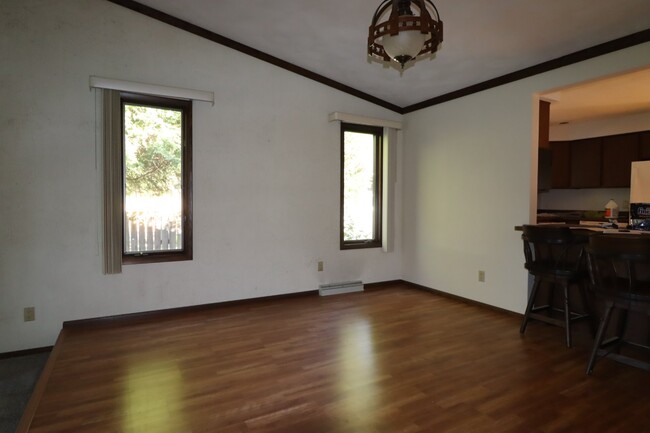 Building Photo - Spacious 3 Bedroom Duplex