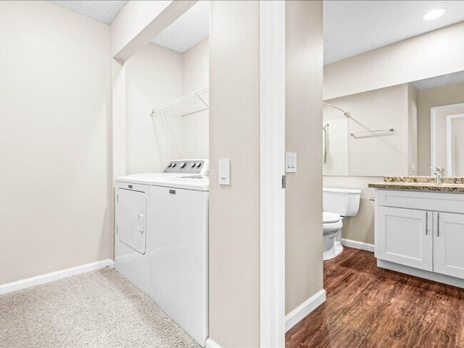 Building Photo - Pets Welcome!  2 bedroom, 2 bathroom single story townhouse