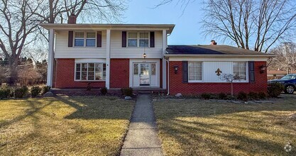 Building Photo - Spacious Home