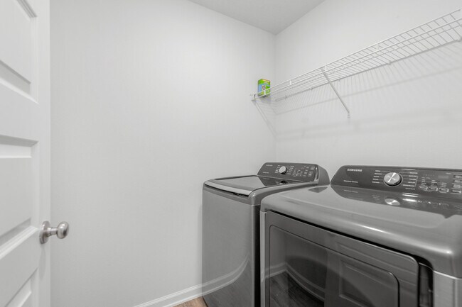 Building Photo - 5631 Guinevere Ln